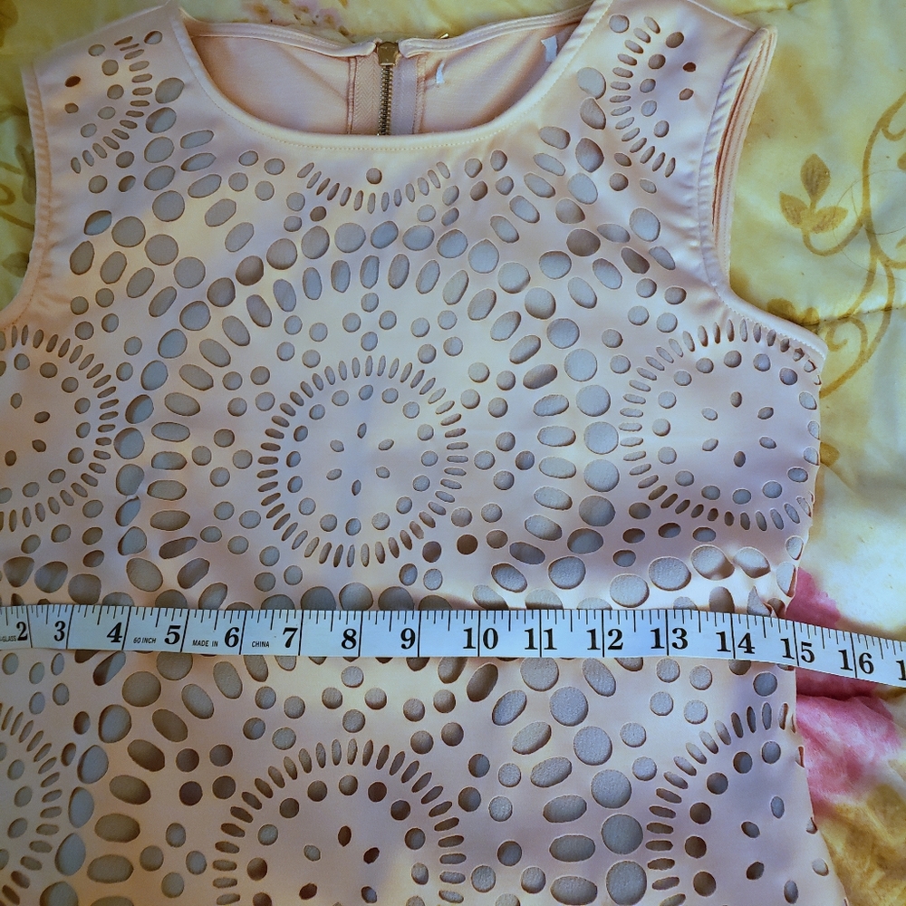 💙Stylish top, pale blush, light sheen with geometric diecut pattern. Gorgeous! - Picture 5 of 6